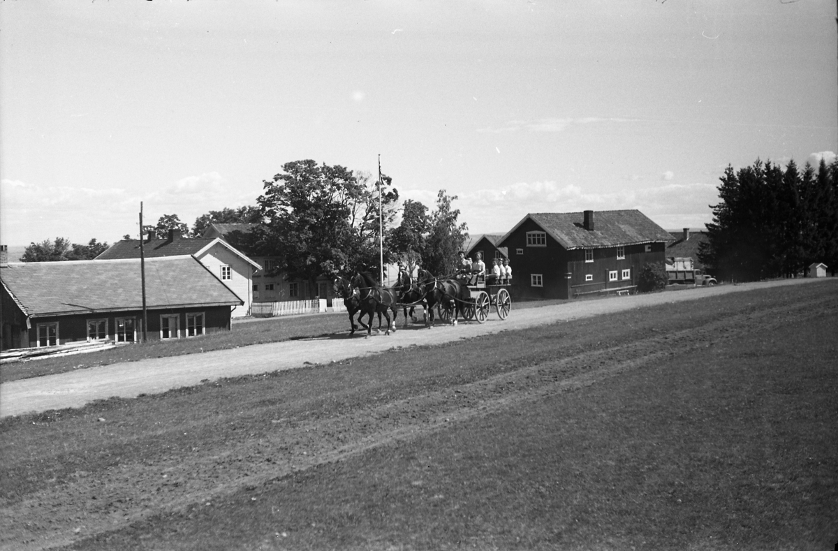 Kjøring med firspann på Starum juli 1949. Sju bilder. Ingen av personene er identifisert.