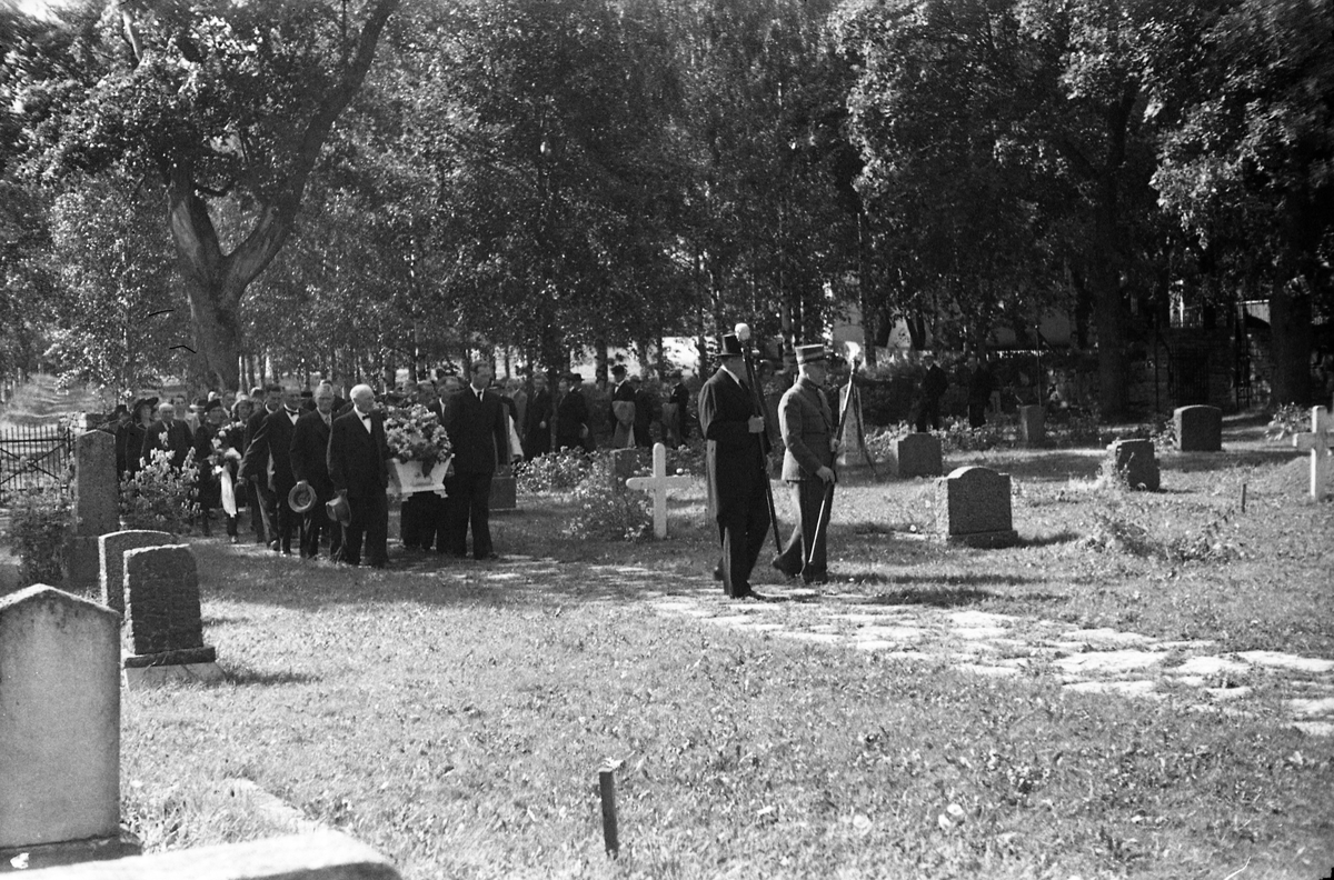 Begravelse på Hoff kirkegård 1949, Den avdøde er løytnant Petter Lovisendal (1873-1949) som hadde tjenestefjort på Starum.   Serie på sju bilder, der noen er fra gravfølget på veg til grava, noen ved grava. Presten er trolig Finn Sommer.