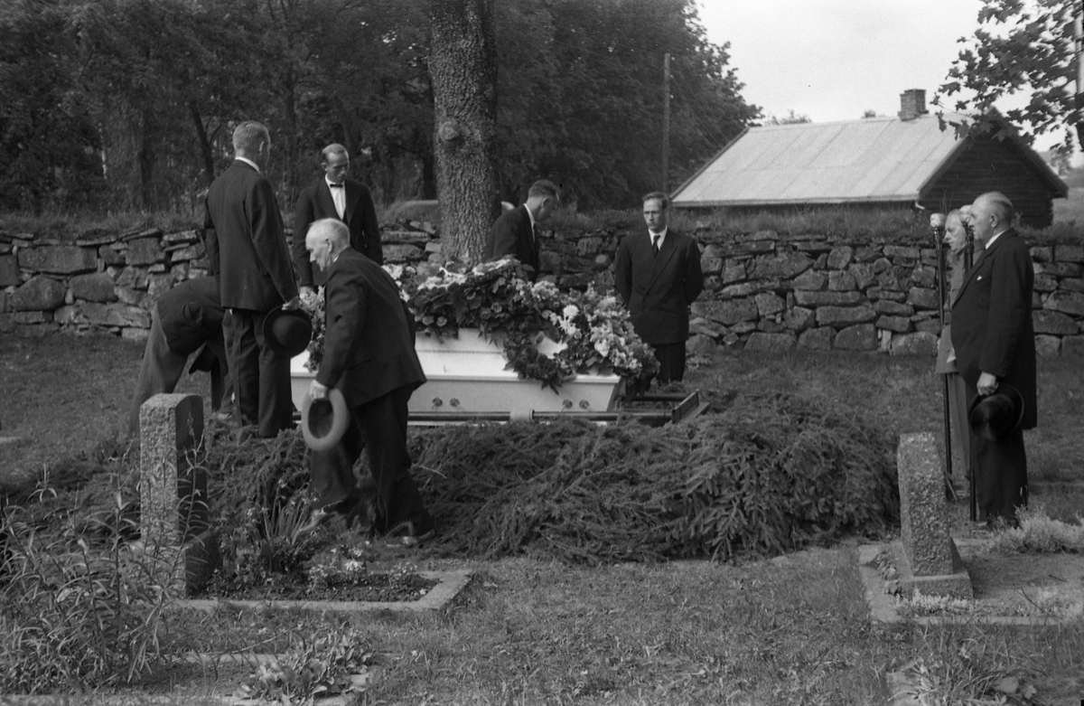 Begravelse på Hoff kirkegård 1949, Den avdøde er løytnant Petter Lovisendal (1873-1949) som hadde tjenestefjort på Starum.   Serie på sju bilder, der noen er fra gravfølget på veg til grava, noen ved grava. Presten er trolig Finn Sommer.