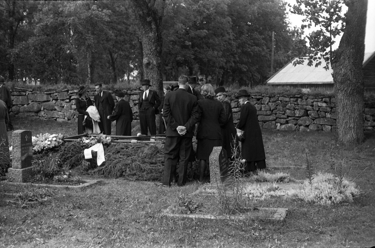 Begravelse på Hoff kirkegård 1949, Den avdøde er løytnant Petter Lovisendal (1873-1949) som hadde tjenestefjort på Starum.   Serie på sju bilder, der noen er fra gravfølget på veg til grava, noen ved grava. Presten er trolig Finn Sommer.