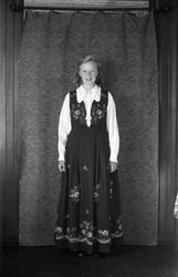 Heidi Raddum, trolig som konfirmant høsten 1949. Åtte bilder