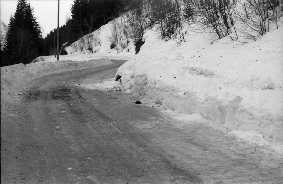 Møteuhell mellom buss og personbil på en trang Rv. 33 ytterst i Totenvika en vinterdag 1950. Bussen er "Eidsvollruta", bussen som gikk mellom Skreia og Eidsvoll. Serie på ni bilder.