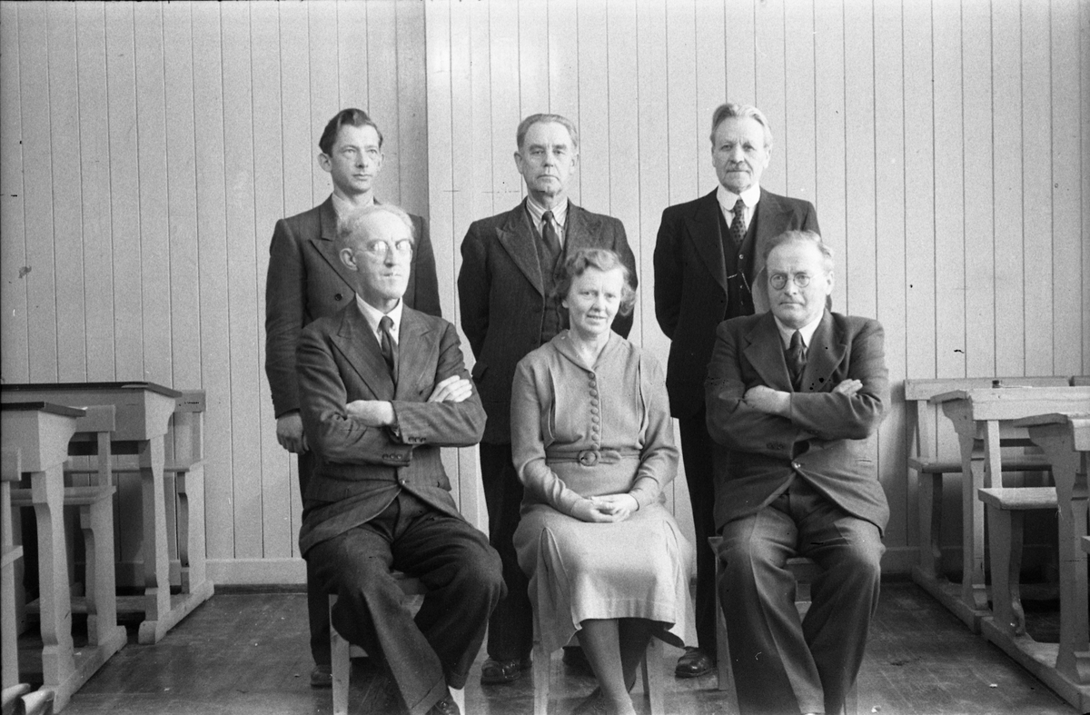Sju bilder av lærerkollegiet ved realskolen på Kraby, Østre Toten, mars/april 1950. Foran fra venstre: Paul Akerblom (rektor), Martha Nilsen, Hans Toresen.
Bak fra venstre: Alf Utengen, Jens Oscar Nilsen, Ingebrigt Hole (pensjonert sogneprest).
Sju bilder.