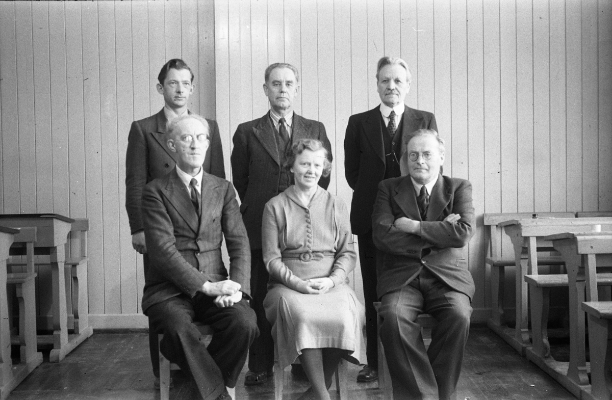 Sju bilder av lærerkollegiet ved realskolen på Kraby, Østre Toten, mars/april 1950. Foran fra venstre: Paul Akerblom (rektor), Martha Nilsen, Hans Toresen.
Bak fra venstre: Alf Utengen, Jens Oscar Nilsen, Ingebrigt Hole (pensjonert sogneprest).
Sju bilder.