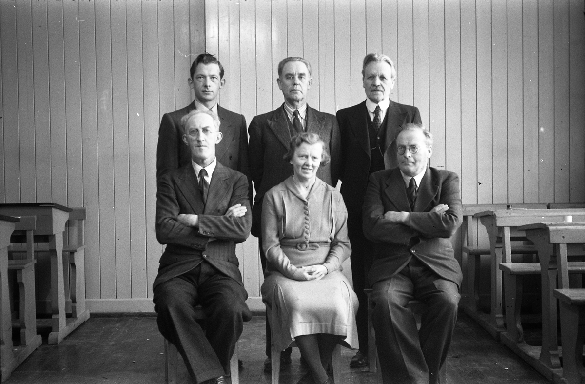Sju bilder av lærerkollegiet ved realskolen på Kraby, Østre Toten, mars/april 1950. Foran fra venstre: Paul Akerblom (rektor), Martha Nilsen, Hans Toresen.
Bak fra venstre: Alf Utengen, Jens Oscar Nilsen, Ingebrigt Hole (pensjonert sogneprest).
Sju bilder.