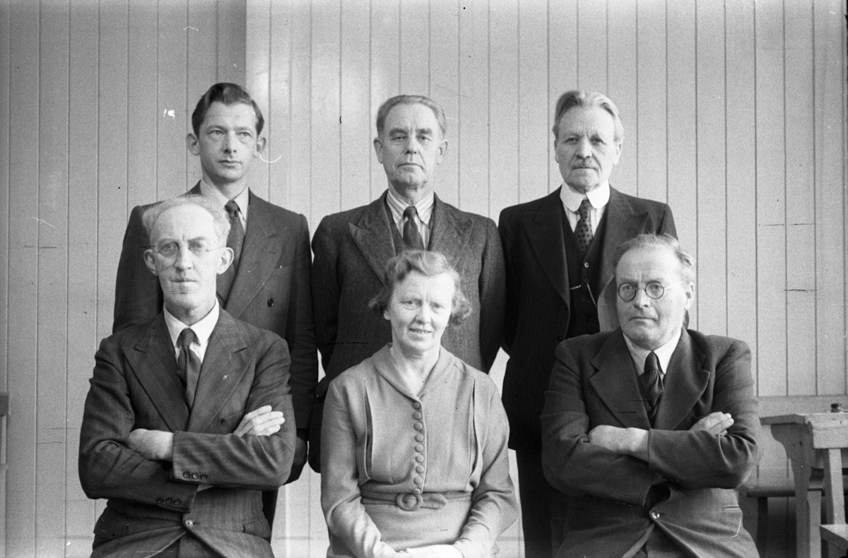 Sju bilder av lærerkollegiet ved realskolen på Kraby, Østre Toten, mars/april 1950. Foran fra venstre: Paul Akerblom (rektor), Martha Nilsen, Hans Toresen.
Bak fra venstre: Alf Utengen, Jens Oscar Nilsen, Ingebrigt Hole (pensjonert sogneprest).
Sju bilder.