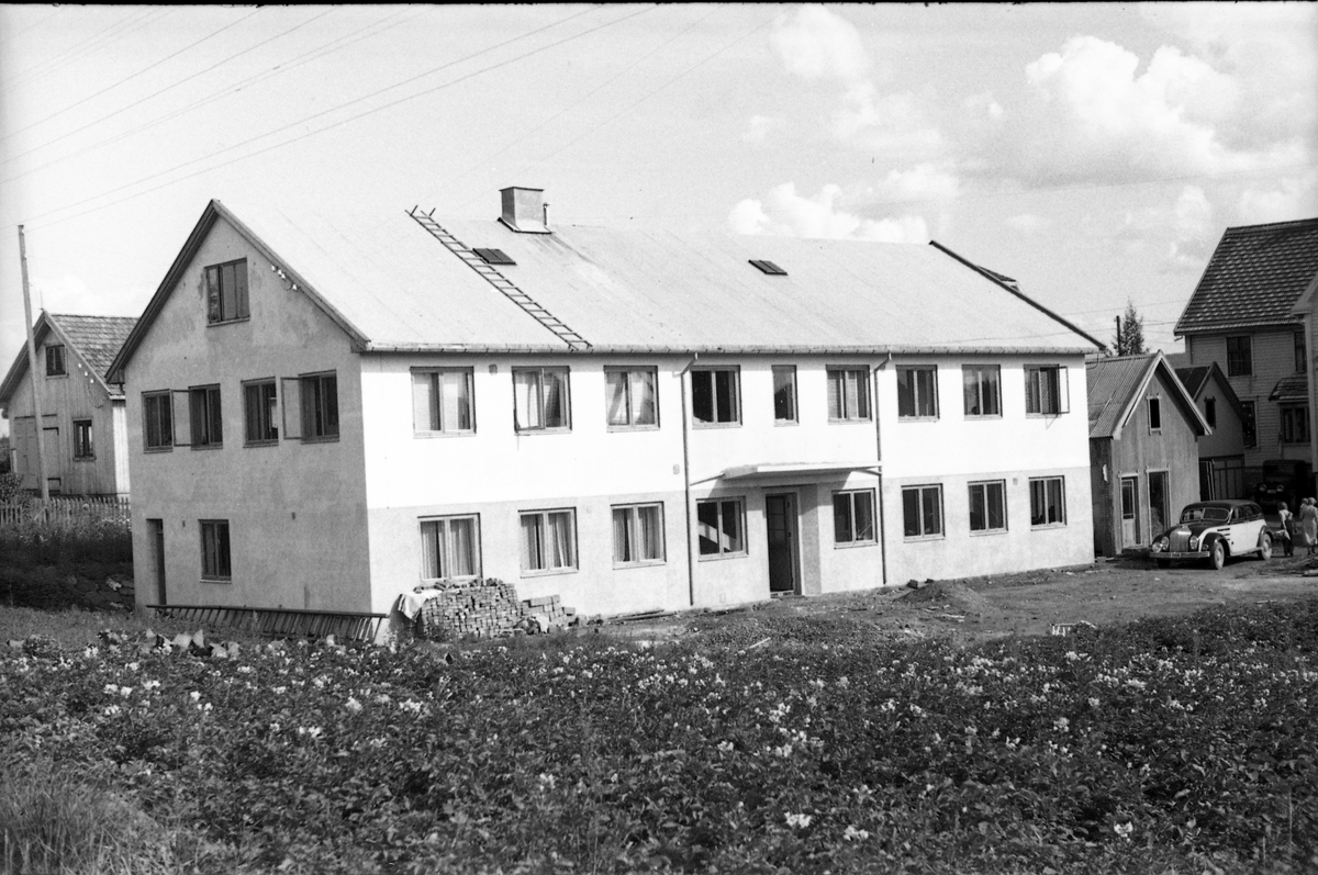 Lindkon konfeksjonsfabrikk på Lena på ettersommeren 1950. Bygningen ble oppført 1949-1950, revet 2015.