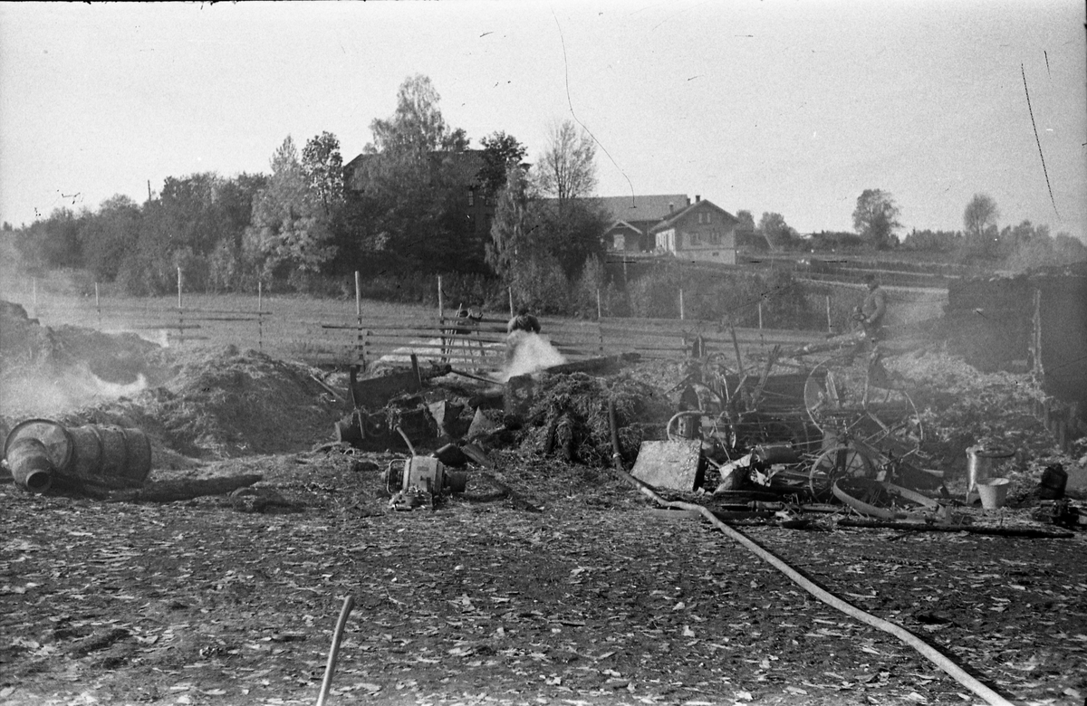 Branntomt etter låve- og stabbursbrann på Helgestad Store Vestre i Totenvika 29.september 1950. Totens Blad skrev at "En del avling, redskaper og 10 grisunger strøk også med". Serie på 14 bilder.