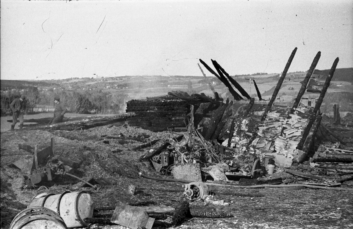 Branntomt etter låve- og stabbursbrann på Helgestad Store Vestre i Totenvika 29.september 1950. Totens Blad skrev at "En del avling, redskaper og 10 grisunger strøk også med". Serie på 14 bilder.