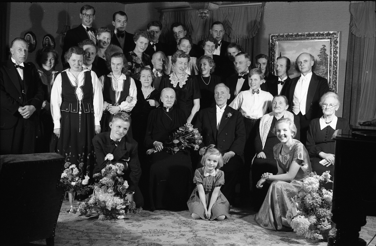 Trolig fra feiringen av David og Helene Seierstads diamantbryllup høsten 1950. Jubilantene sitter foran, omgitt av i det alt vesentlige slekt. 
Serie på 6 bildere, mens på bilde nr. 7 er personene nummerert, og det er disse numrene som brukes i følgende oversikt:
1.Johan Johannson, 2.Inger Mørch Reiersen (g.Lindstad), 3.Kari Mørch Reiersen (g.Stabo Eeg), 4.Helene Seierstad, 5.David Seierstad, 6.Klara Gihle, 7.Magda Trostad, 8.Halvard Seierstad, 9.Kari Sem (f.Seierstad), 10.Ruth Seierstad, 11.Trond Seierstad, 12.Helga Kirkeby (f.Seierstad), 13.Mosse (Sofie) Drager, 14.Borghild Johannson (f.Seierstad), 15.Magda Seierstad, 16.Hans Seierstad, 17.Håvar Mørch Reiersen, 18.David Seierstad (sønn av Hans), 19.Mathinius Seierstad, 20.Alf Mørch Reiersen, 21.Helbjørg Tollefsrud (f.Seierstad), 22.Helen Johannson (f.Faleide), 23.Torleif Johannson, 24. Johan Tollefsrud, 25 Ernst Kirkeby, 26. ?, 27.Ivar Åge Lund, 28.Margit Gihle, 29.Sigrid Mørch Reiersen (f.Seierstad), 30. Hans Gihle, 31.Kari Seierstad (f.Eriksen).
