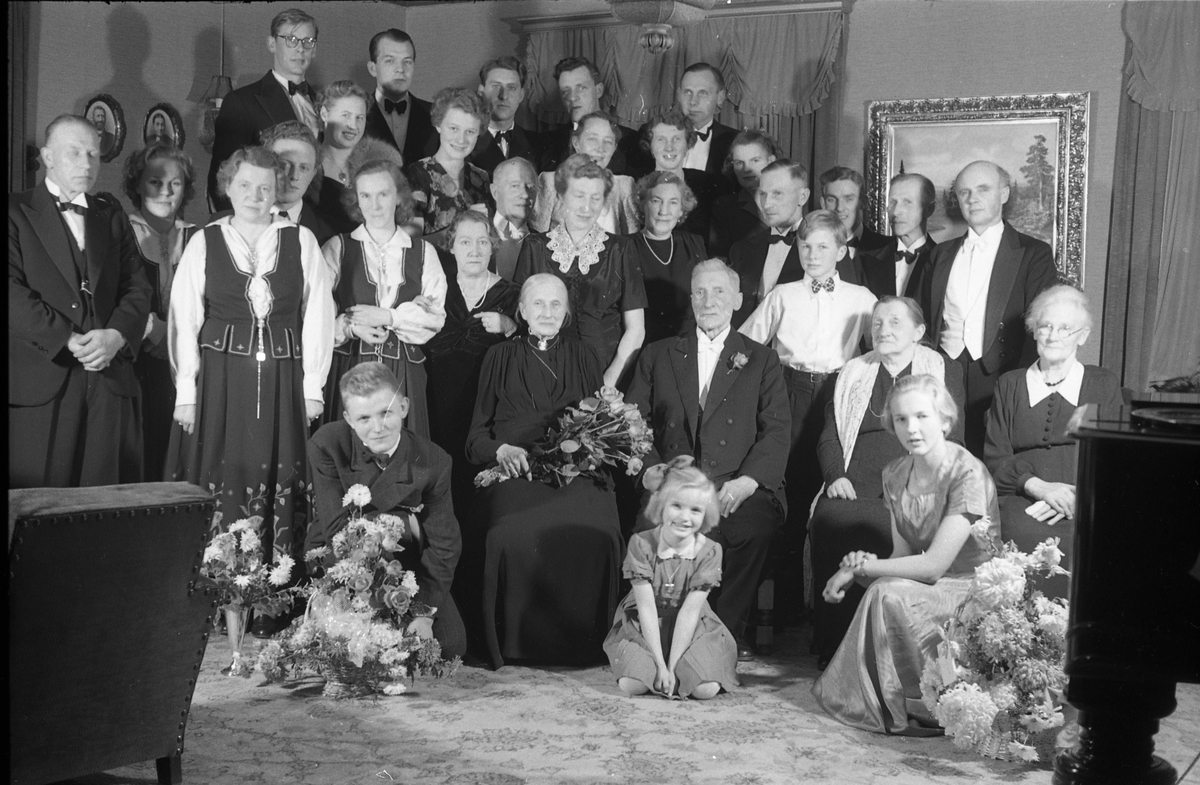Trolig fra feiringen av David og Helene Seierstads diamantbryllup høsten 1950. Jubilantene sitter foran, omgitt av i det alt vesentlige slekt. 
Serie på 6 bildere, mens på bilde nr. 7 er personene nummerert, og det er disse numrene som brukes i følgende oversikt:
1.Johan Johannson, 2.Inger Mørch Reiersen (g.Lindstad), 3.Kari Mørch Reiersen (g.Stabo Eeg), 4.Helene Seierstad, 5.David Seierstad, 6.Klara Gihle, 7.Magda Trostad, 8.Halvard Seierstad, 9.Kari Sem (f.Seierstad), 10.Ruth Seierstad, 11.Trond Seierstad, 12.Helga Kirkeby (f.Seierstad), 13.Mosse (Sofie) Drager, 14.Borghild Johannson (f.Seierstad), 15.Magda Seierstad, 16.Hans Seierstad, 17.Håvar Mørch Reiersen, 18.David Seierstad (sønn av Hans), 19.Mathinius Seierstad, 20.Alf Mørch Reiersen, 21.Helbjørg Tollefsrud (f.Seierstad), 22.Helen Johannson (f.Faleide), 23.Torleif Johannson, 24. Johan Tollefsrud, 25 Ernst Kirkeby, 26. ?, 27.Ivar Åge Lund, 28.Margit Gihle, 29.Sigrid Mørch Reiersen (f.Seierstad), 30. Hans Gihle, 31.Kari Seierstad (f.Eriksen).
