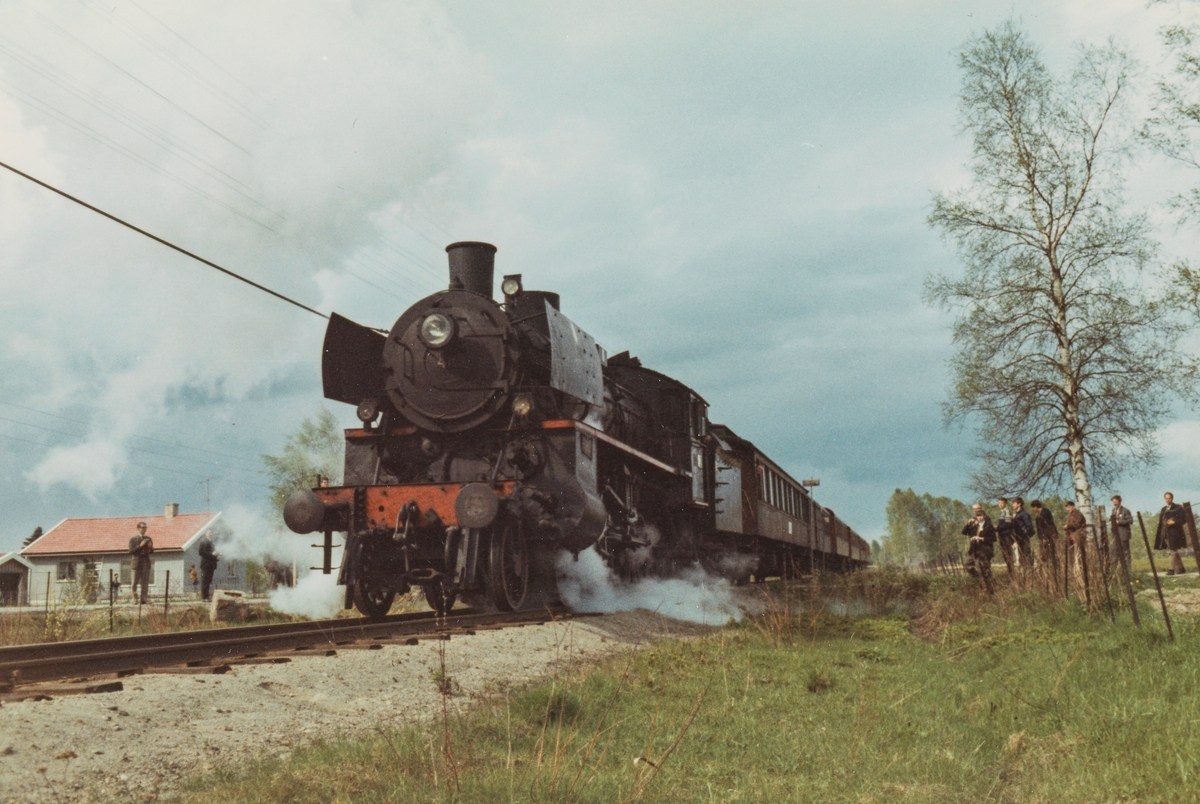 Fotokjøring med veterantog trukket av damplokomotiv 26c nr. 411, her underveis fra Elverum til Kongsvinger på Solørbanen