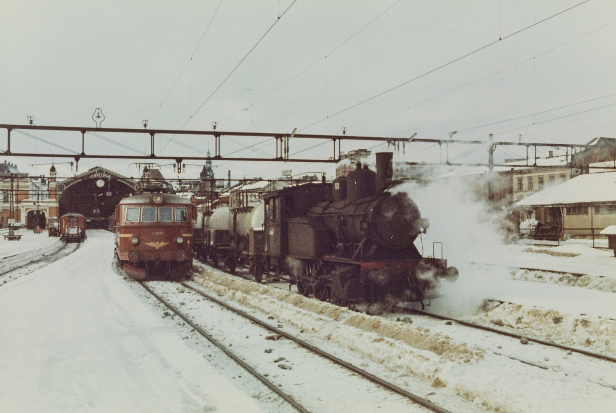 Damplokomotiv type 23b 441 i skiftetjeneste på Oslo Østbanestasjon, 13 bilder