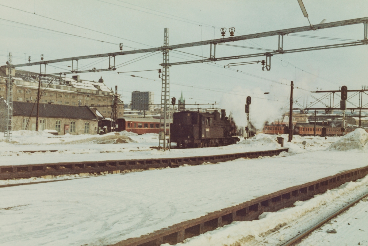 Damplokomotiv type 23b 441 i skiftetjeneste på Oslo Østbanestasjon, 13 bilder