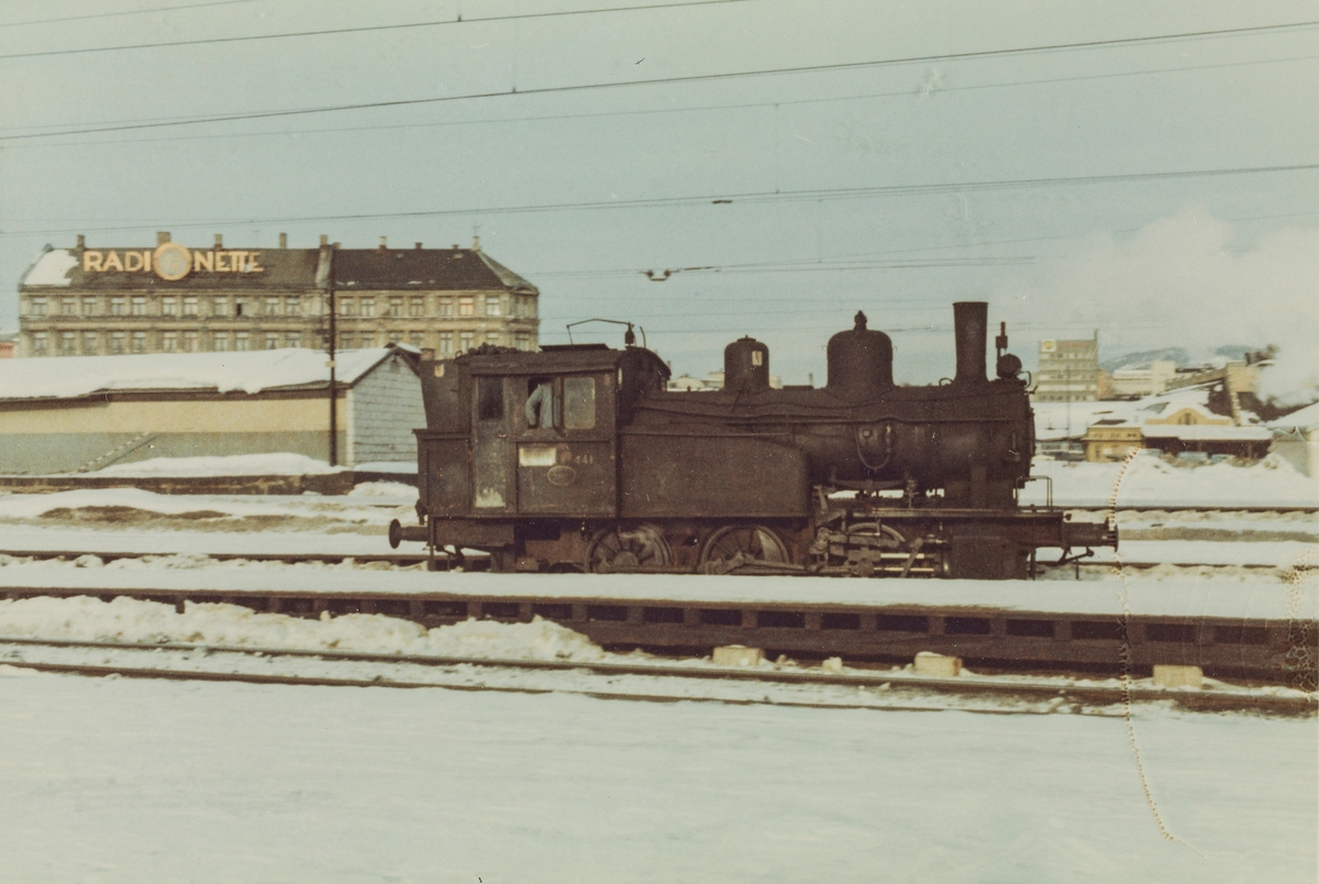 Damplokomotiv type 23b 441 i skiftetjeneste på Oslo Østbanestasjon, 13 bilder