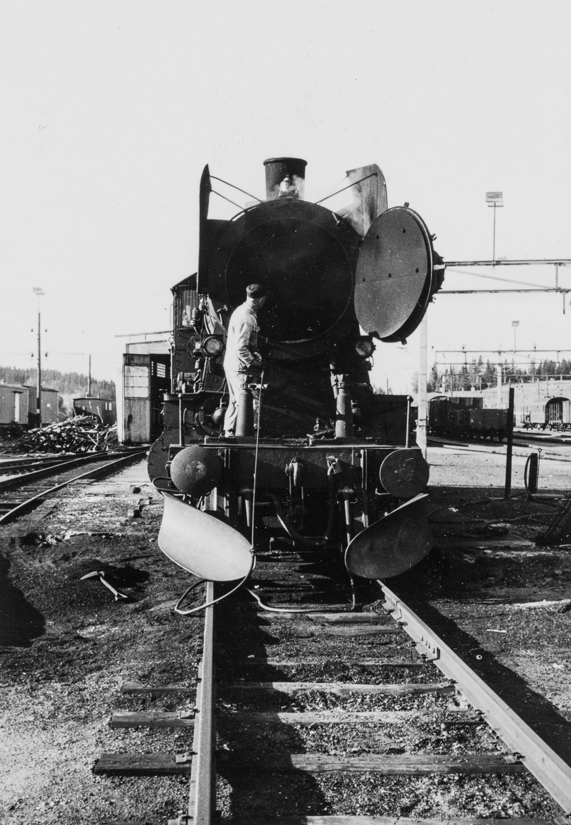 Damplokomotiv type 30b 347 på Eina stasjon, fem bilder