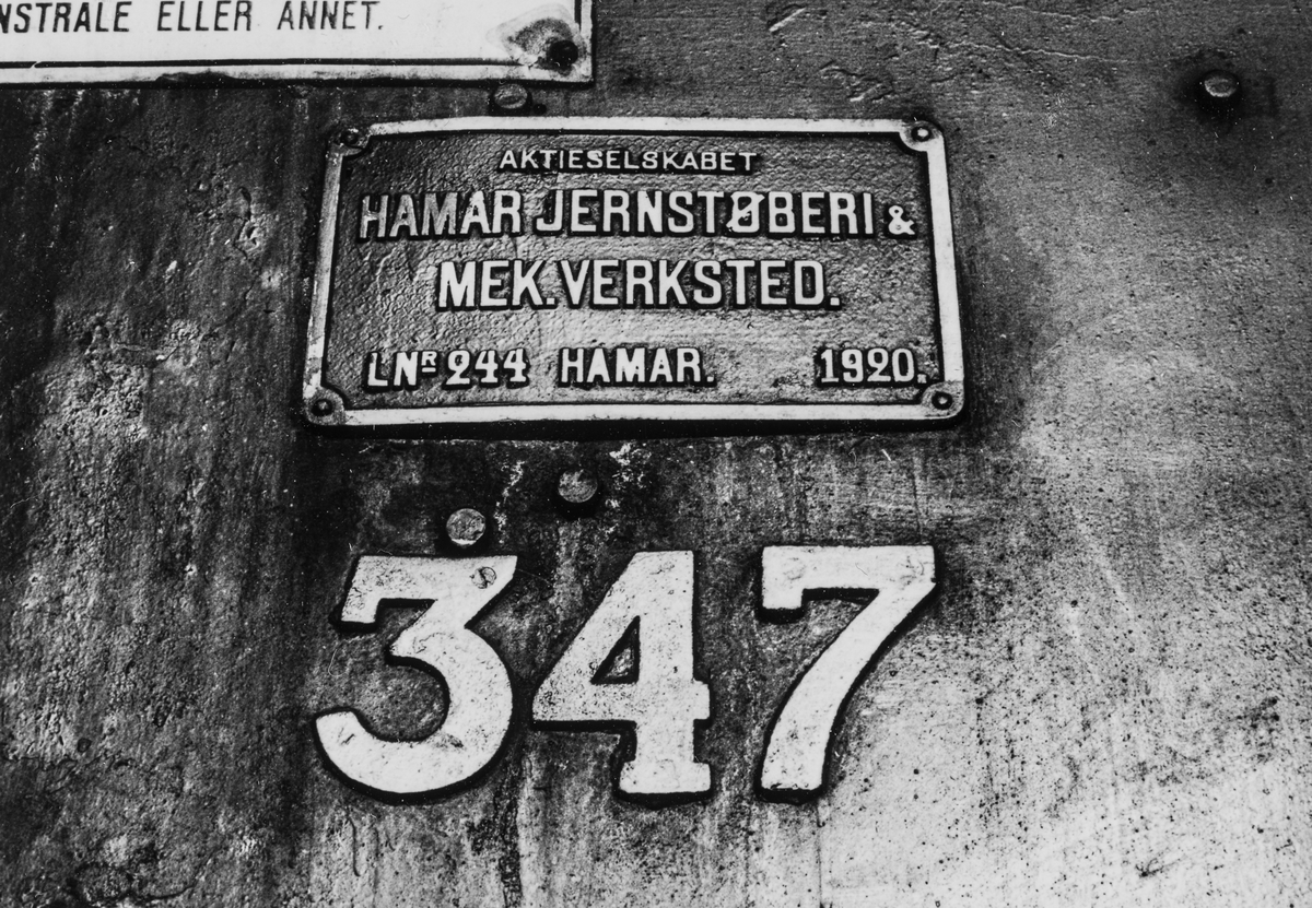 Damplokomotiv type 30b 347 på Eina stasjon, fem bilder