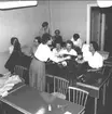 Arbetskväll hos Röda Korset. Endast neg finns.