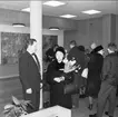 Invigning av Skövde Sparbanks nya lokaler på Kungsgatan, 1964. Kamrer Anders Fredholm syns bl.a. Endast neg finns.