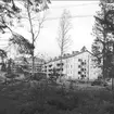 Byggnation av hyresfastigheter (H S B) på Skogvaktaregatan i Södra Skogen, byggnadsfirma från Karlskoga utförde byggnationen. Neg finns.