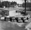 Taxistationen, Storgatan, Karlsborg. Taxibilarna uppställda utanför med resp. Chaufför. Endast neg finns.