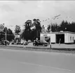 Invigning av Gulf bensinstation på Askersundsvägen, Karlsborg (nuvarande OK/Q8) 1960. Endast neg finns.