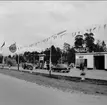 Invigning av Gulf bensinstation på Askersundsvägen, Karlsborg (nuvarande OK/Q8) 1960. Endast neg finns.