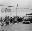 Invigning av Gulf bensinstation på Askersundsvägen, Karlsborg (nuvarande OK/Q8) 1960. Endast neg finns.