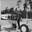 Gulf bensinstation (nuvarande OK/Q8) på Askersundsvägen, Karlsborg, 1962. På bilden syns bl.a. Lars Lindblad (bensinstationens ägare). Endast neg finns.