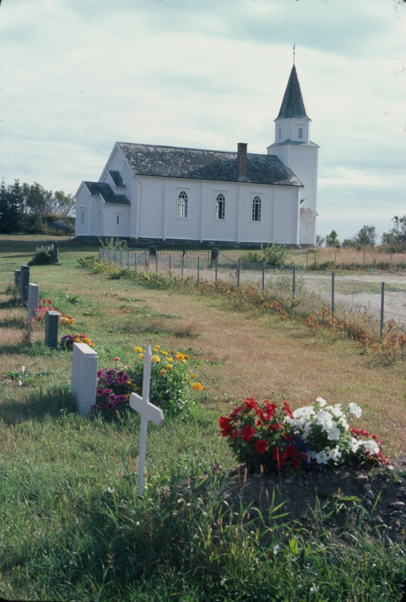 Vågehamn kirke. Kirkegård i forgrunnen.