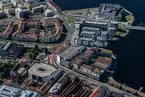 Flygfoto över Jönköping med delar av bostadsområdet Kålgården. Till höger kulturhuset Spira vid Munksjöbron och kvarteret Atollen. Till vänster korsningen Odengatan - Östra Strandgatan med rondellen vid Jönköpings läns museum.