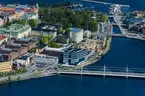 Flygfoto över Munksjöstaden och Rådhusparken i Jönköping. Till höger Munksjön med kanalen ut mot båthamnen och piren i Vättern.