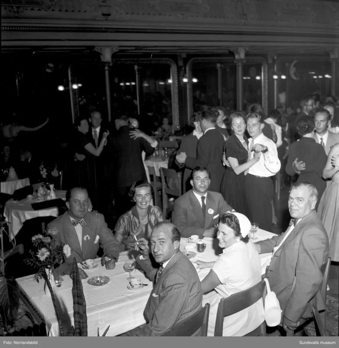 Fest- och danstillställning i Stadshussalongen i samband med Sundsvallsmässan 1953.