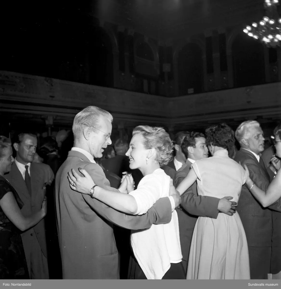 Fest- och danstillställning i Stadshussalongen i samband med Sundsvallsmässan 1953.