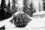 Björnänge i Jämtland. Exteriör av hyddor manskapet bodde i, off och uoff bodde i baracker. Fotot finns ej på museet, utan tillhör Allan Mikaelsson, Tranås.