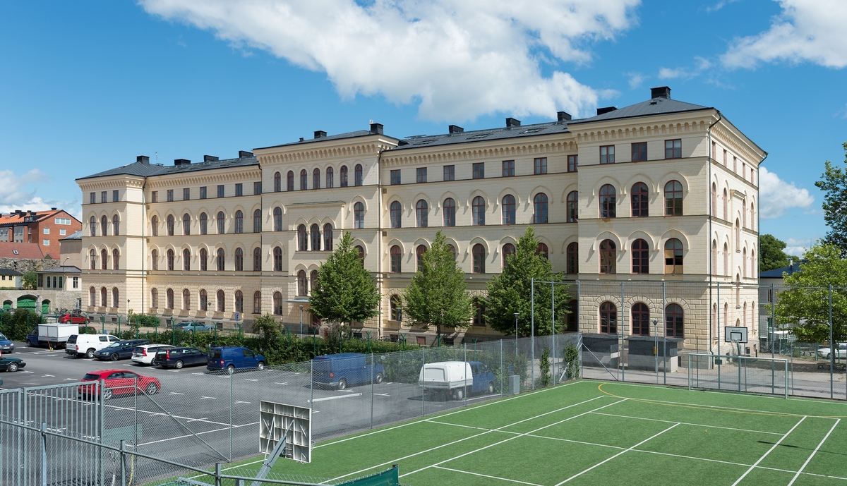 Fotodokumentation av byggnader på Marinbasen. Skeppsgossekasernen i Karlskrona uppfördes 1878 - 1881 och ritades av arkitektbröderna Axel och Hjalmar Kumlien. Byggnaden planerades för 400 skeppsgossar. 1939 upphörde byggnaden att tjänstgöra som kasern.
Byggnaden blev Marinmuseum mellan 1953 - 1997.