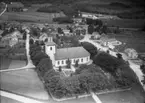 Flygfoto över Bredaryd i Värnamo kommun.  Nr H 1881.
I förgrunden ser man Bredaryds kyrka.