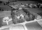 Flygfoto över Bredaryd i Värnamo kommun. Nr. H. 1884. I förgrunden ser man Lundagården år 1946.