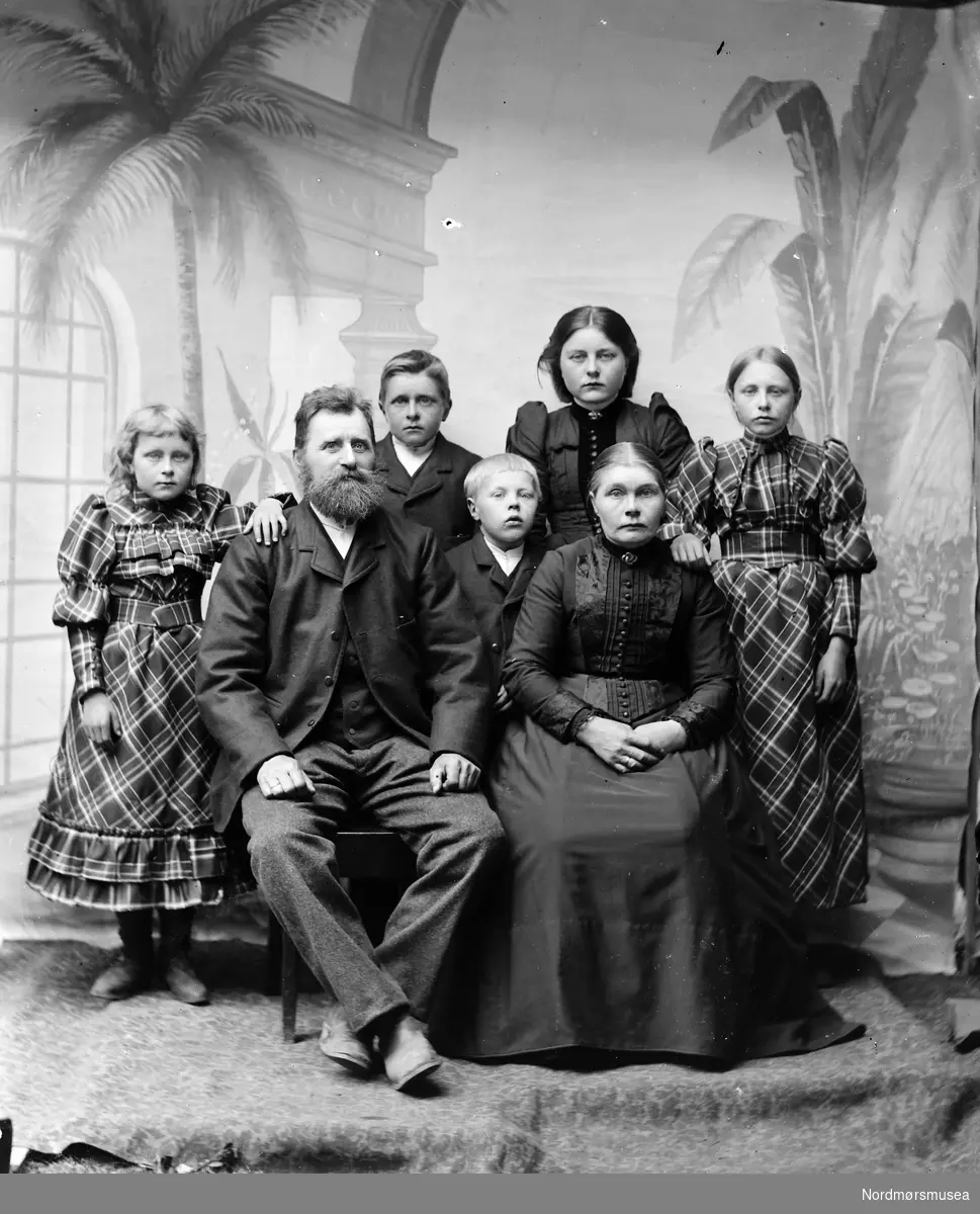 Portrett av familie. 
Familien på bildet (ca. 1890) er Fredrik Koht Fahle, kona Mari Sivertsdatter Drivstuen (g.Fahle), barna fra v. Mari Fredriksdatter, Sivert Fredriksen (Koht Tøfte), Fredrik Fredriksen, Ingrid Anna Pauline Fredriksdatter (g. Grøtte ) og (Anna) Elthie Fredriksdatter (g. Tøfte) (Kilde: Liv Bævre).