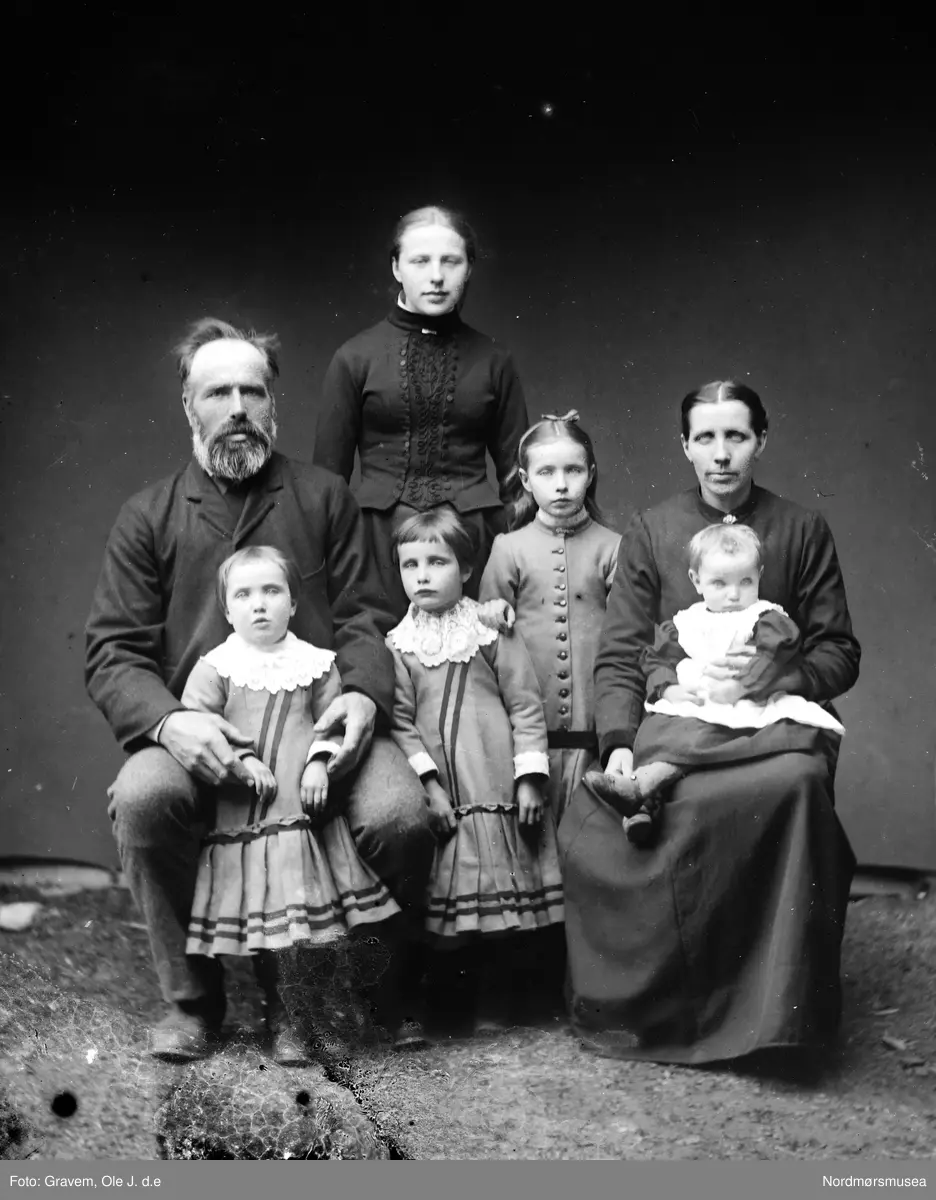 Oluf Rasmussen Vindal (1846-1926), opprinnelig fra Oppdal, med kone, Mari Ingebrigtsdatter (Løken) Vindal (1856-1892), og døtrene: fv. Guro (1887-1961),  Ingeborg (b.1885-1980), Magnhild (b.1883-1973) og Ragna (b.1889-1978) på morens fang. Bildet er tatt omtrent 1890. Kristine Vindal datter fra Oluf's første ekteskap stående bak. Guro ble gift med Even Liahjell, Ingeborg med Lars Liahjell (de to var brødre) og de tok over på Løykja. Magnhild ble gift med Anders Løvsletten, Ragna med Anders Aaram. Kristine Vindal var veverske og levde ugift på Løykja all sin dag. Hun hadde en spesielt høy vevstol som stod på Elverhøi. Så høy at man hadde hull i taket over for å få plass til den. Hun vevde blant annet gulvløpere til Hov kirke (Kilde: Rana Aaram Vindal).