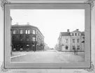 1883-04-28 köper Joseph Bauer huset vid Nygatan 16 i Jönköping där han öppnar en charketuributik. Den var en filial till hans charkuterirörelse vid Nya Torget och sköttes av Sofie Wadell, halvsyster till hans hustru Emma.