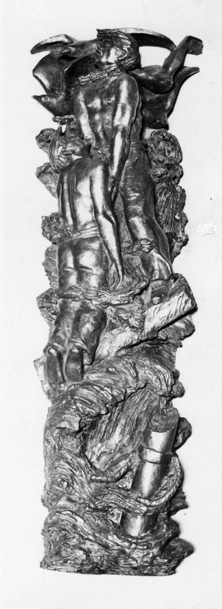 En sjöman med naken överkropp stående på vrakspillra och lyftande medvetslös kamrat ur skummande vågor. Nederst en bruten mast och upptill måsar.