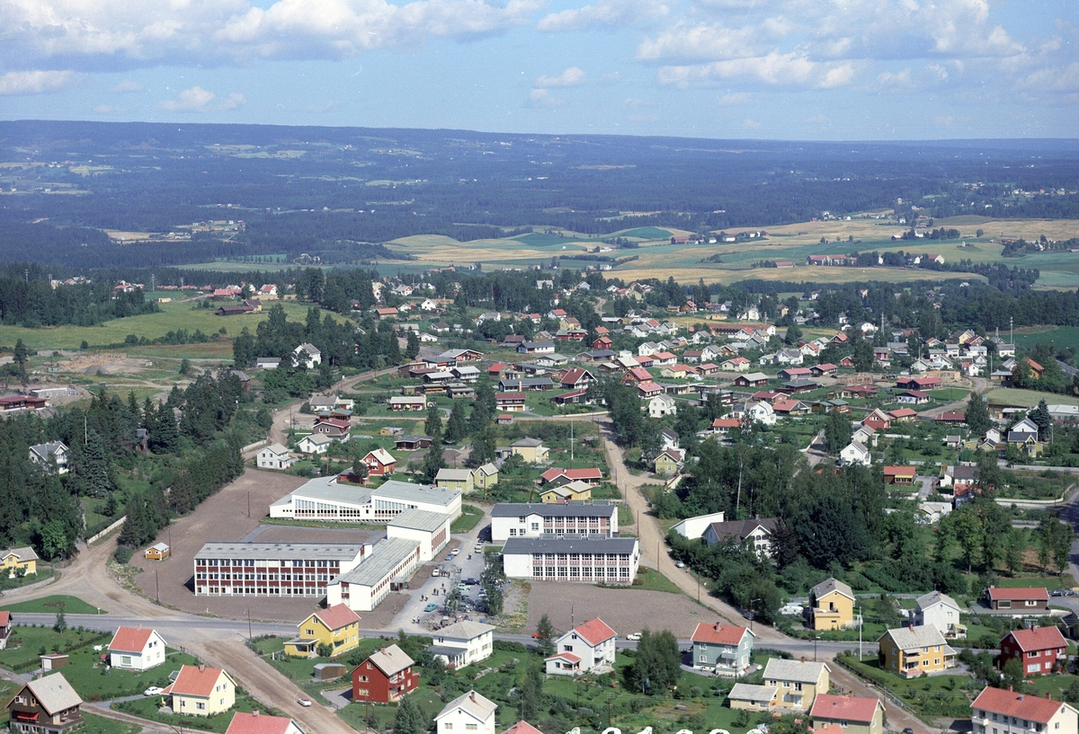 Hamar, flyfoto, Ringgata 161, Ankerskogen videregående skole bygd i 1955 og nedlagt i 2017, Fylkesyrkesskolen Hedmark med plass for 520 elever, villaer i Stafsbergvegen, Brennbakkvegen mot Solvang,