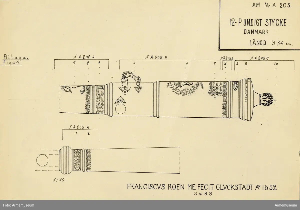 Grupp A I.
Enligt å kammarbandet befintlig inskrift gjuten i Glückstadt 1652. Med Fredrik III:s namnchiffer och hans valspråk: DOMINVS. PROVIDEBET (Herren skall råda) å kammarstycket samt Glückstadts vapen (Fortuna på  ett rullande klot) å långa fältet. Kammarsiraten märkt "1652" och "3446". Druvhalsen märkt ".13." Loppets relativa längd är 24 kaliber.