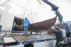 Vikingabåt TÄLJA lyfts in i Minneshallen på Sjöhistoriska inför höstlovet 2013