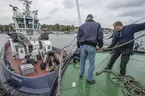 Isbrytaren Sankt Erik på väg till dockan på Beckholmens varv för bottenöversyn och målning. I bakgrunden bogserbåten M/S Montfred.