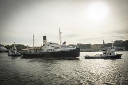 Isbrytare Sankt Erik på väg till och i dockan på Beckholmens