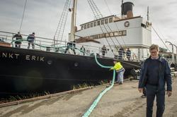 Isbrytare Sankt Erik på väg till och i dockan på Beckholmens