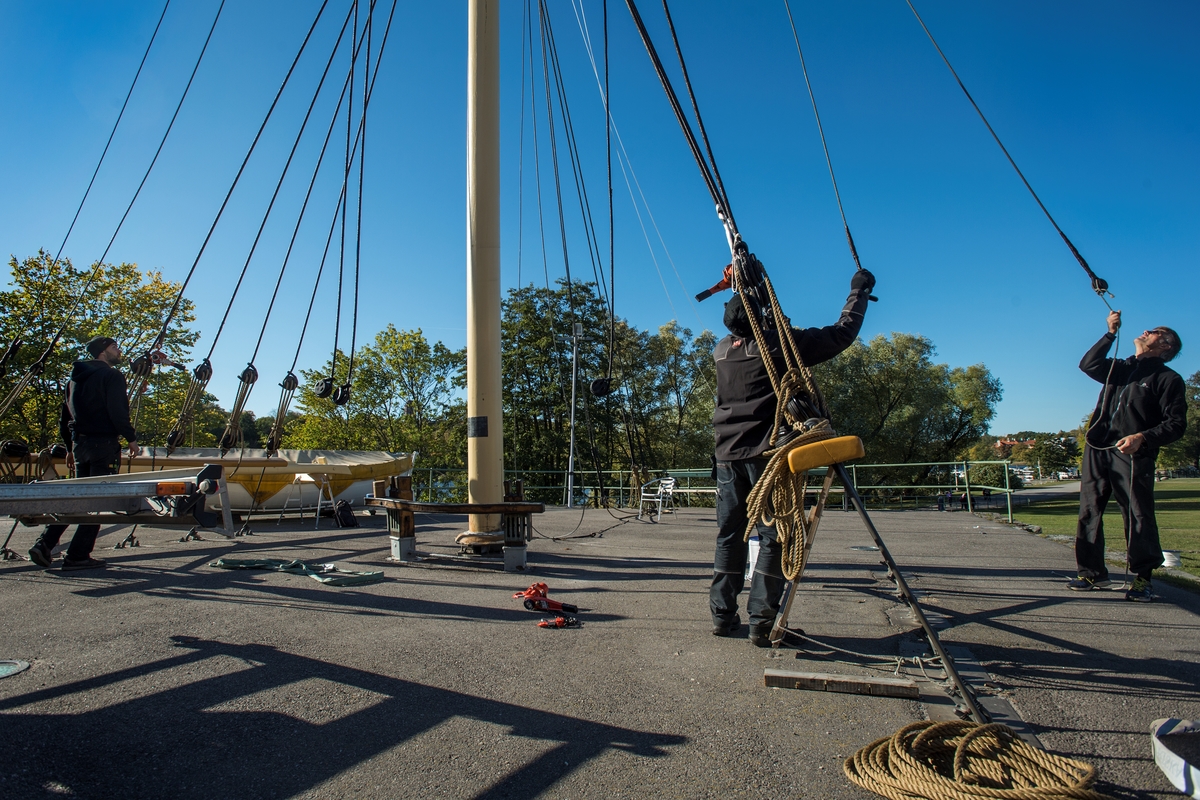 Gladans mast vid Sjöhistoriska plockas ner, renoveras och sätts upp.