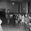 Karlsborg, mannekänguppvisning i Realskolans aula 1960. Endast neg finns.